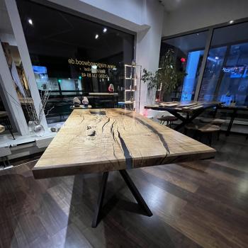 Preview: Ein besonderer Tisch mit guter Tradition, konservativ schön und grundtief lebendig durch masserungreiche Bergulme. Eine ganze Platte voller Leidenschaft veredelt durch einen tief blauen Epoxidharz auf einem Spider Gestell.